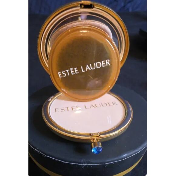 Estee Lauder: September Angel Compact Lucidity - Picture 7 of 9